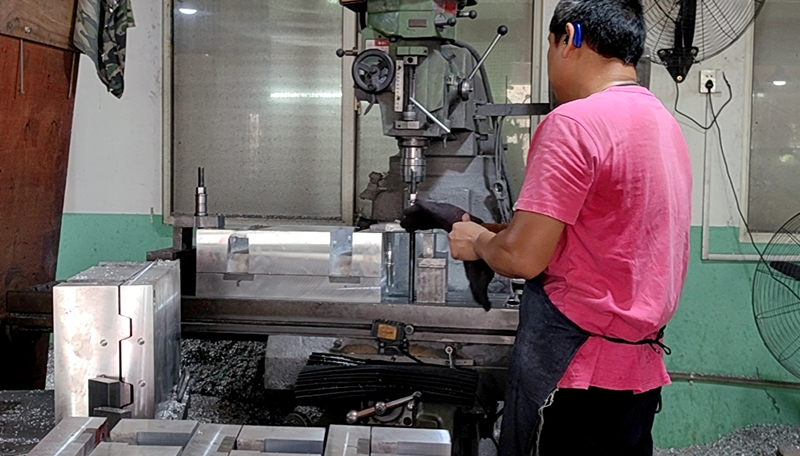 Mould factory (6).mp4